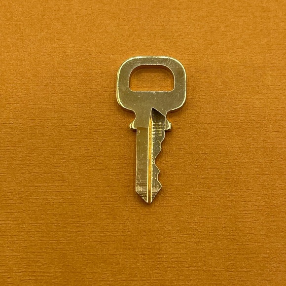 Louis Vuitton Gold Tone Cadena Key #306 For Speedy Alma Lock LV 🔑 - Picture 12 of 13